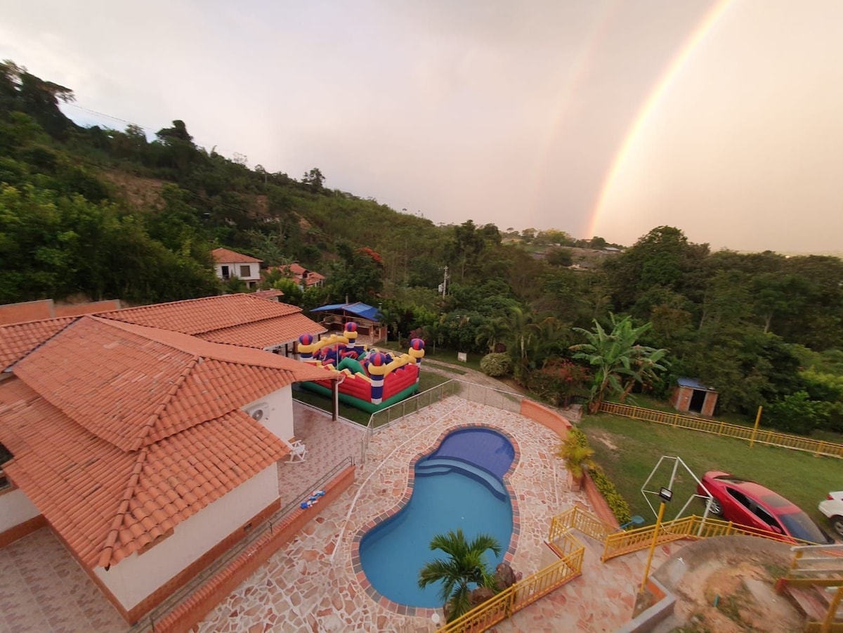 Villa Ruizseñores.  Un lugar mágico para el descanso con tu familia y amigos.  Disfruta del clima fresco de lebrija.