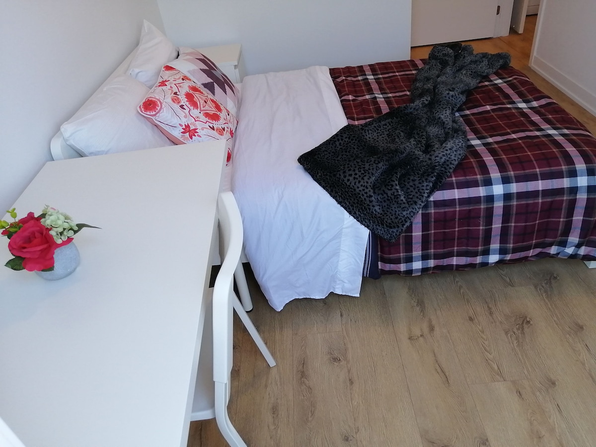 Comfy private Bedroom3 W/bath near College/UOIT