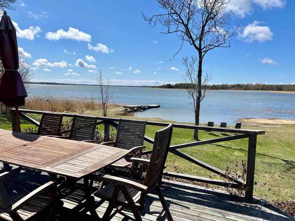 Stockstugor med strandtomt och västerläge.