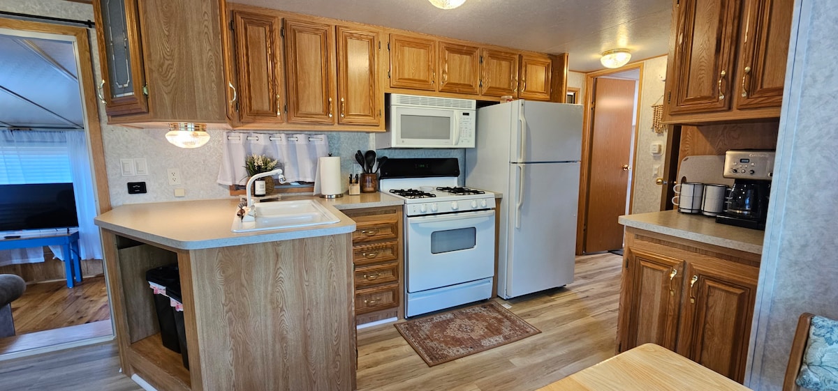RV w/large addition, sleeps 4 & access to the lake