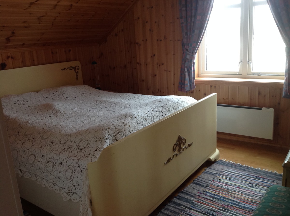 2号房配有双人床，距离Bodø 25公里。没有巴士！