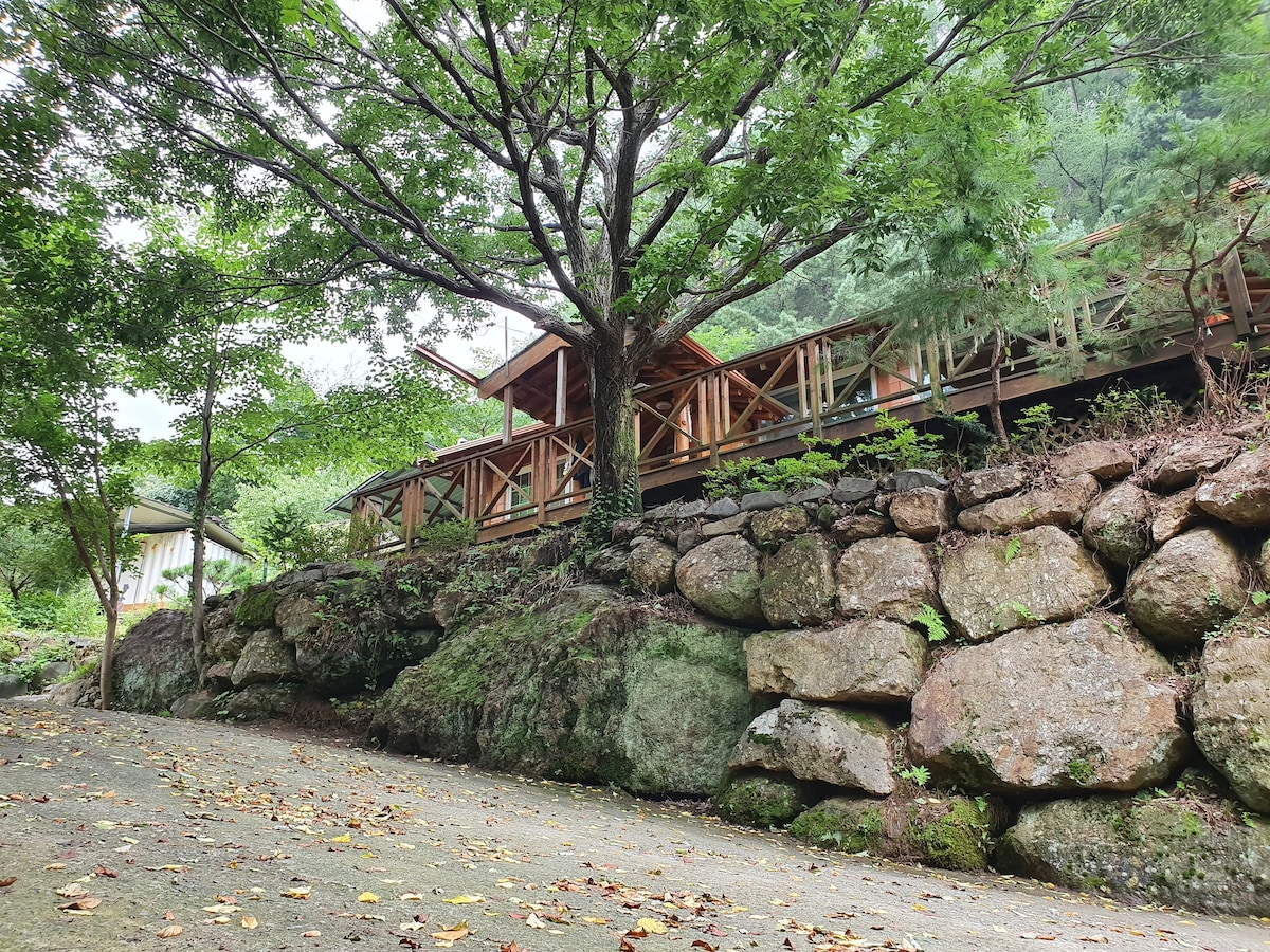 Jirisan Cheonghak-dong Clear Mulga Hwangto House (Mainchae)