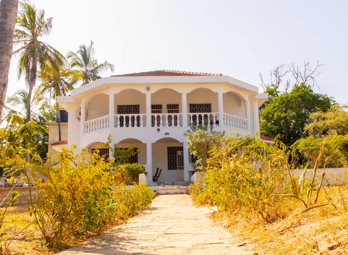 沙滩别墅（ Sand and Shells Beach House ） - 4间带泳池的卧室