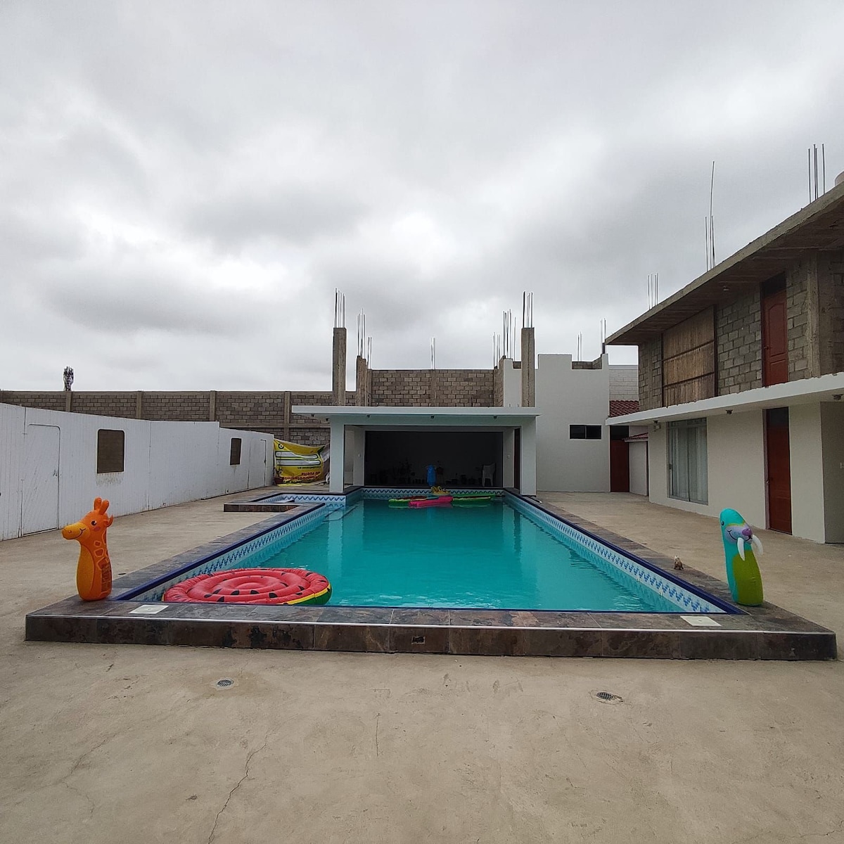 Hermosa casa con piscina y cancha deportiva