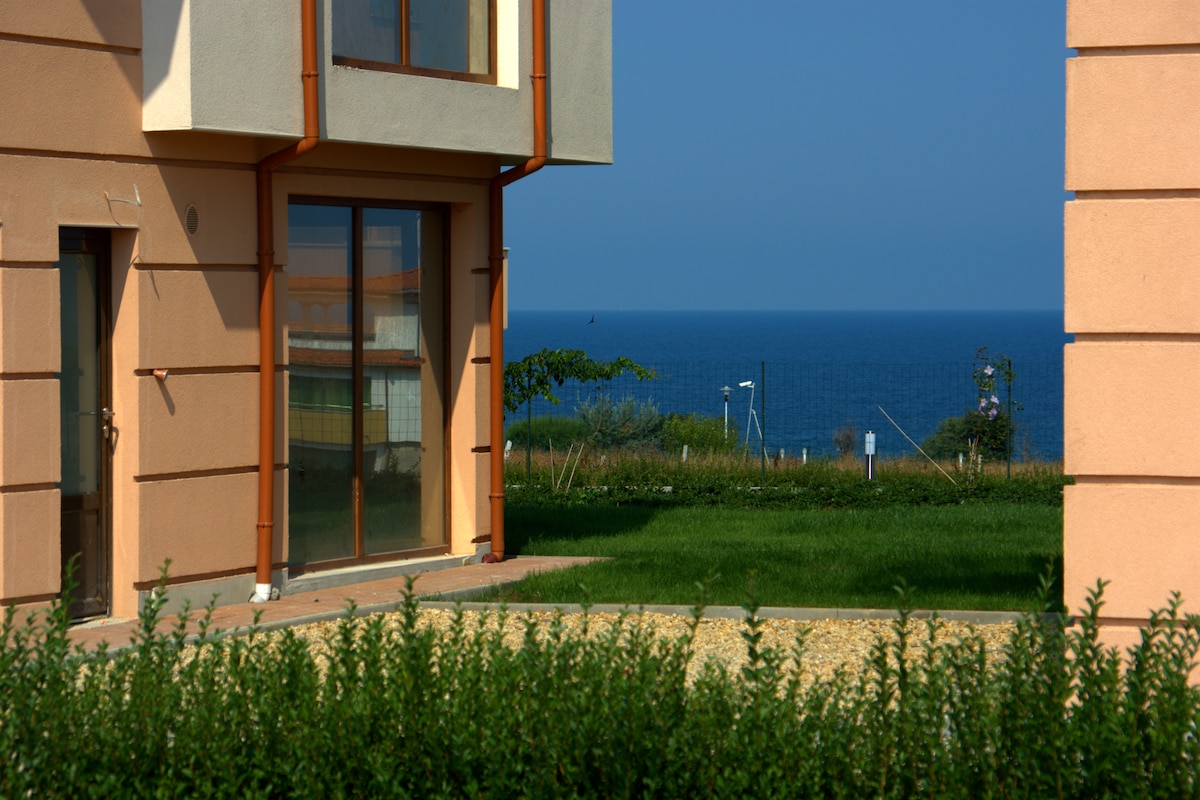Seagarden Villa Apartment near Oasis Beach (Apt22)