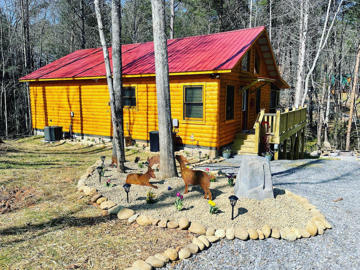 The Lazy Goat Cabin:HotTub, Grill, Fire Pit, Wi-fi