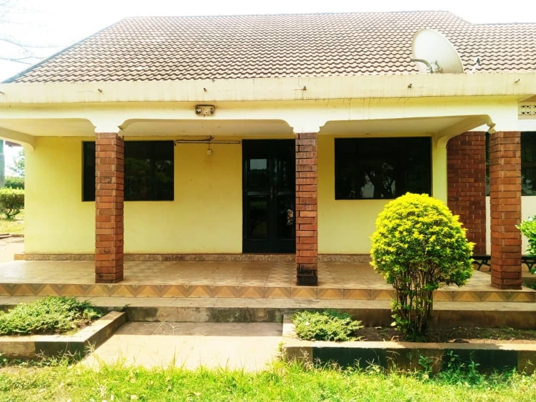 Spacious CountryHome near muccission falls Masindi