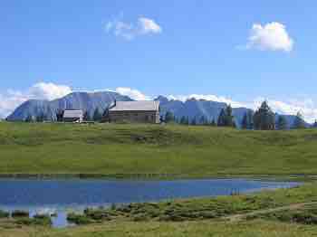 高山牧场上的豪华度假木屋、湖景和山景