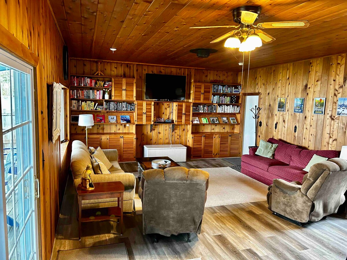 Large Lake Leelanau home with all the amenities
