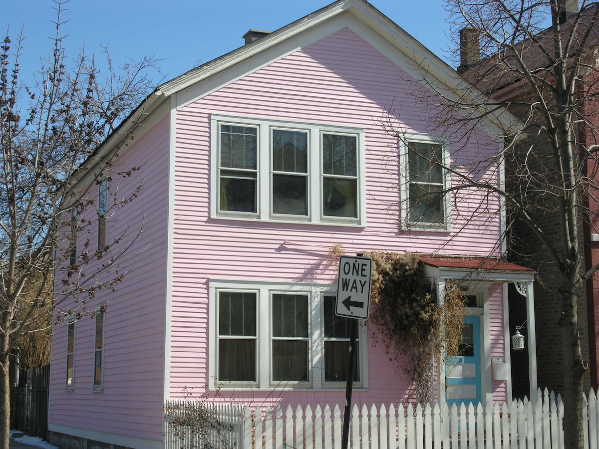 位于芝加哥中心地带的复古粉色民宅