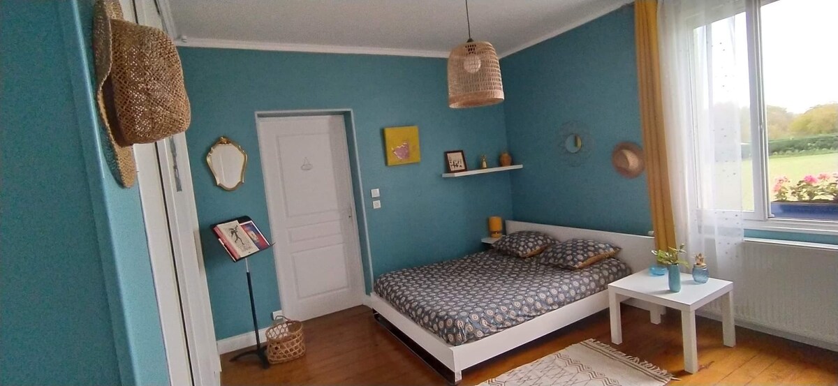 蓝色的房子。愉快的私人房间。