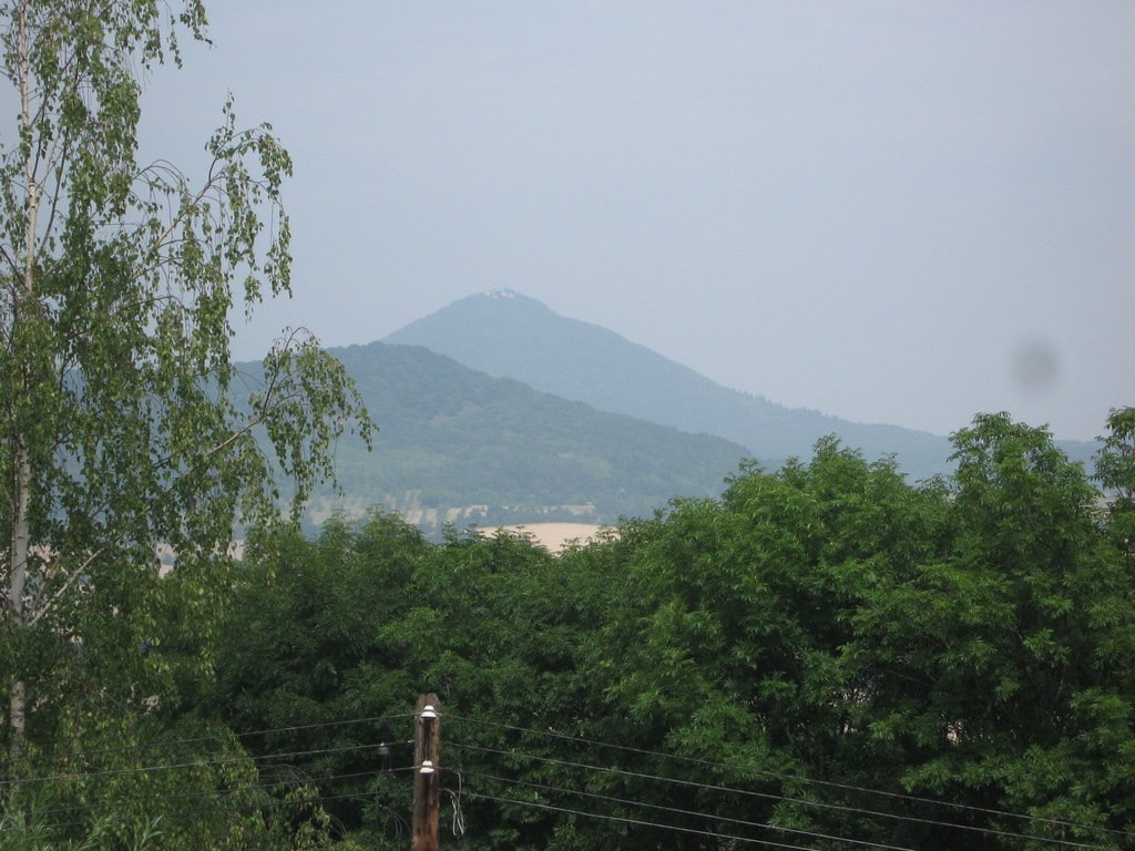 房子位于山上的一个小村庄的尽头