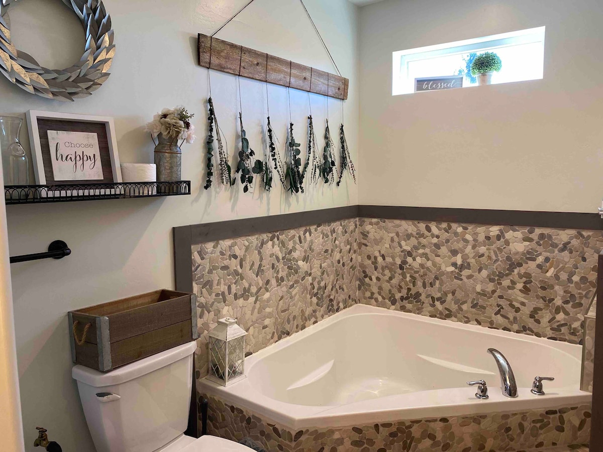 Farmhouse Guest Retreat w/huge jetted tub for 2