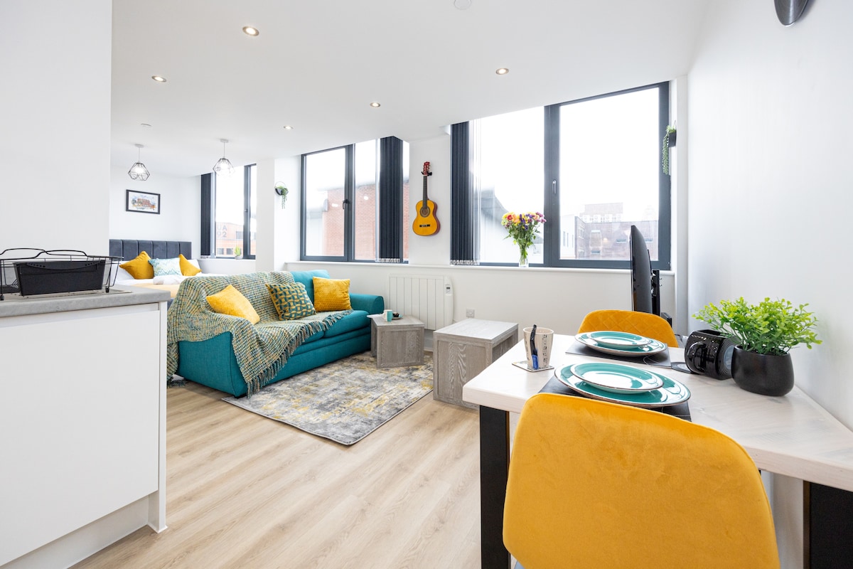 Bright Stylish Studio Apartment