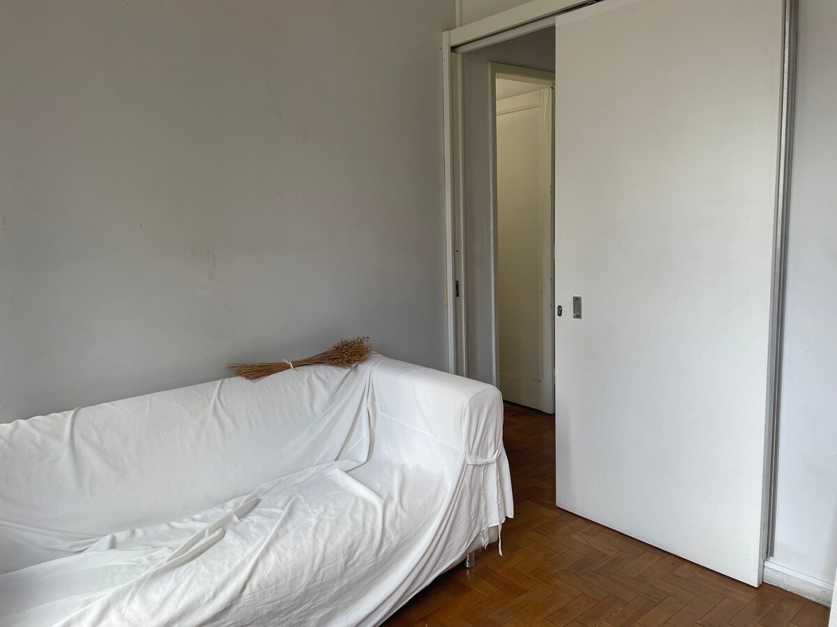Quarto amplo em apartamento simples na Savassi