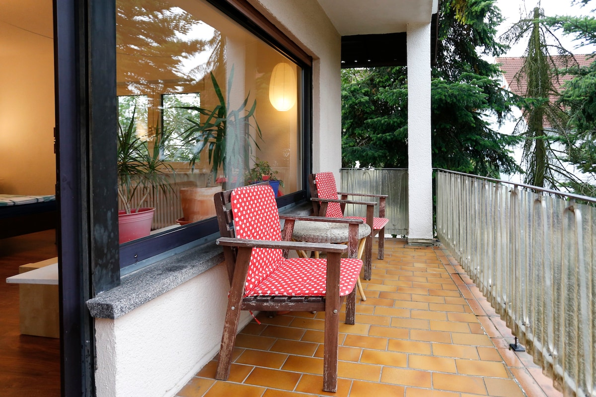 Helle 2 Zimmer Wohnung mit Küche, Bad und Balkon