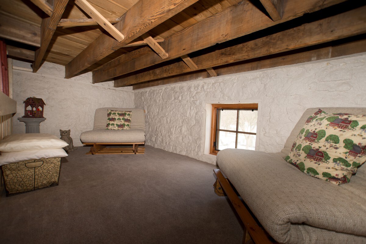 Stone Mill Suites - Farm Loft Whirlpool Suite