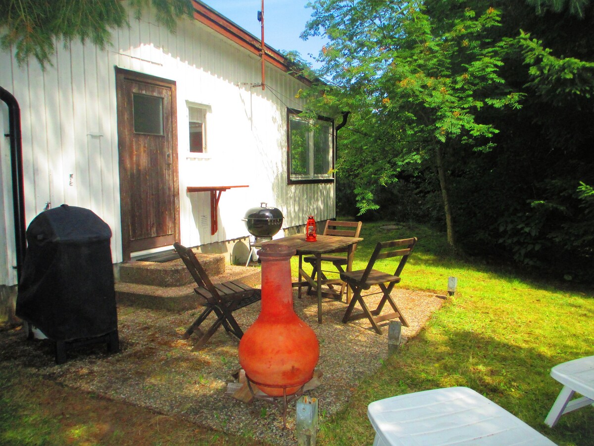 idyllic cabin hidden in Beddinge in a lush garden