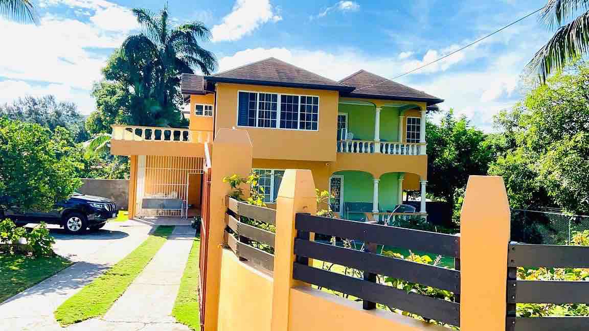 椰子棕榈树度假屋； 2居室、阳台、游泳池、花园