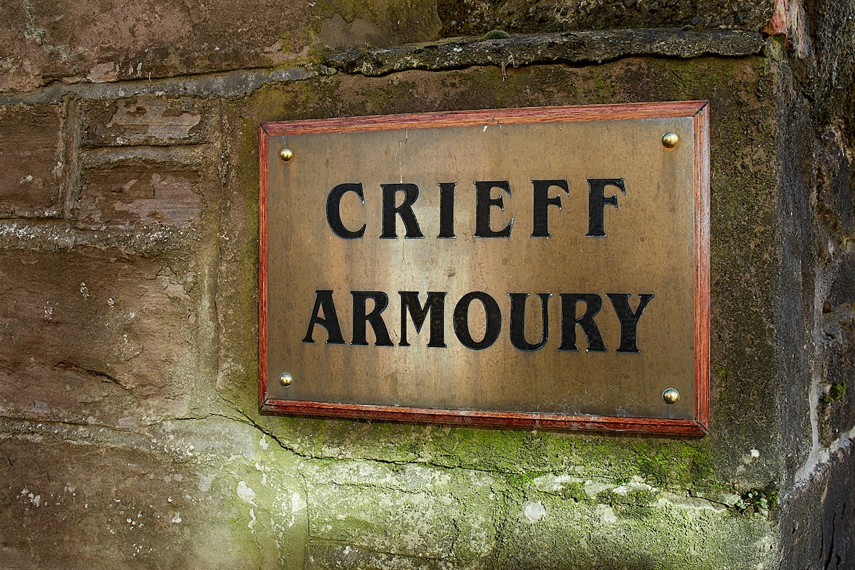 爱彼迎服务费（含Crieff Armoury ）、无线网络家庭影院