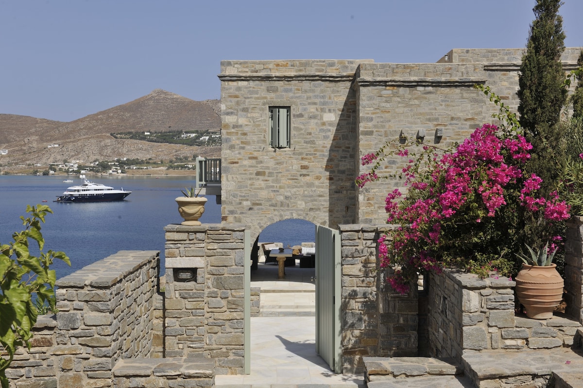 帕罗斯基克拉迪斯蓝色海滨别墅（ Paros Cyclades Blue Villa ） ，位于Naoussa