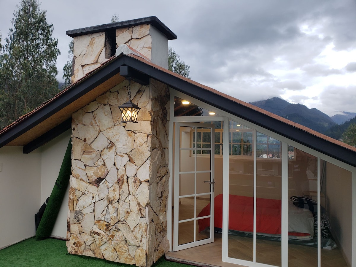 Cuenca, Villa llena de vida y color, con chimenea.