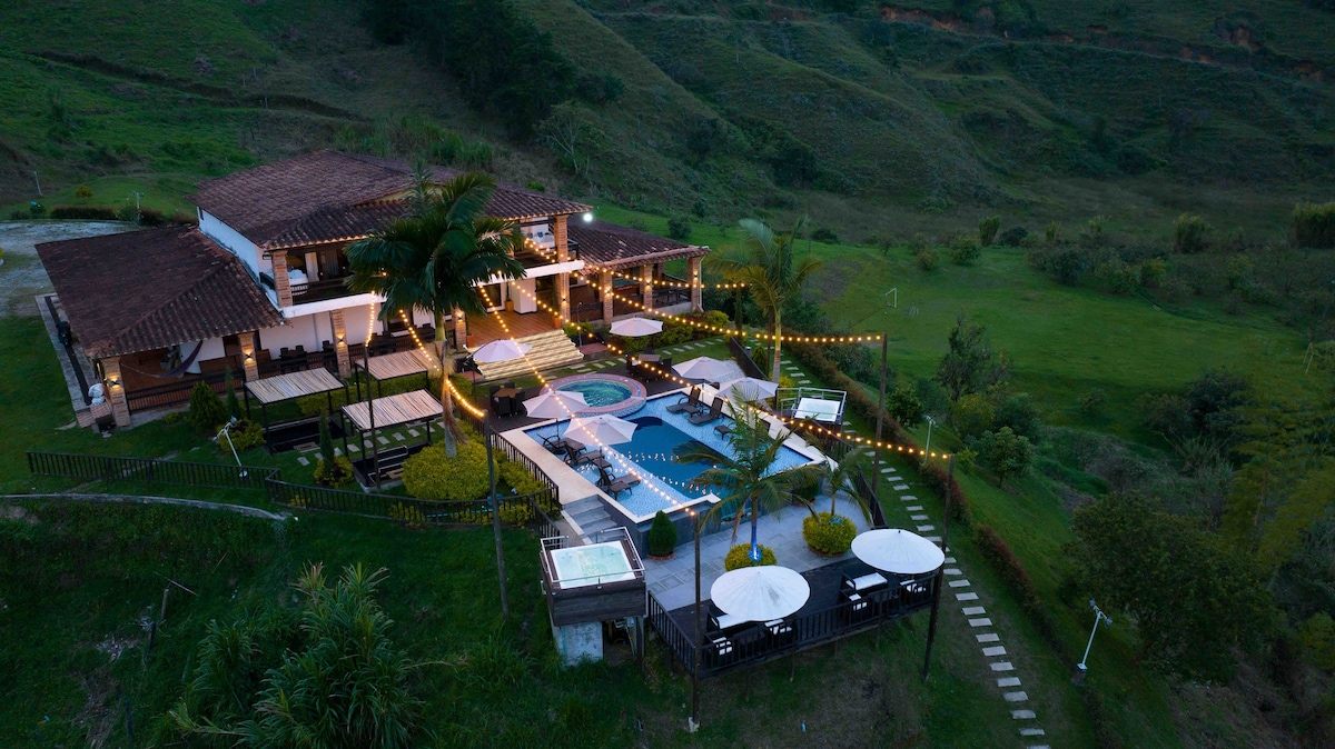 Finca in Guatape with private access to the lake