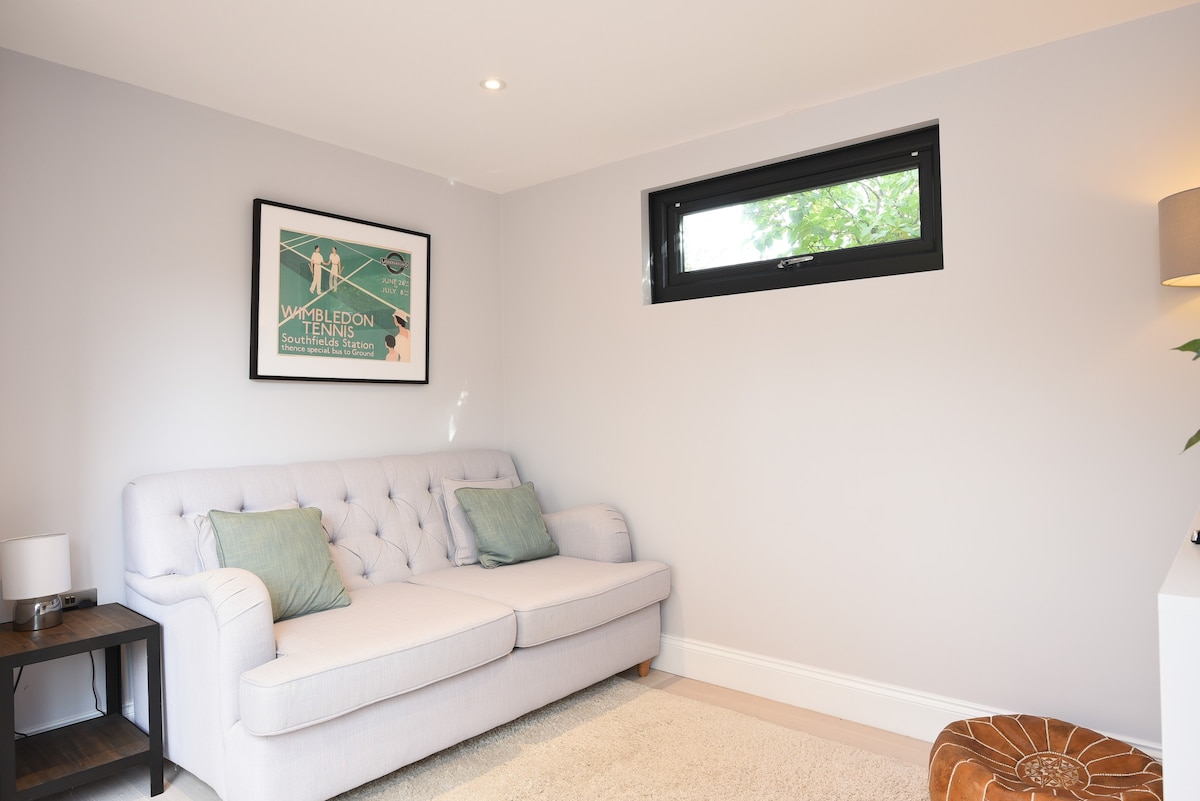 The Hutch Southfields: stylish 1-bedroom studio