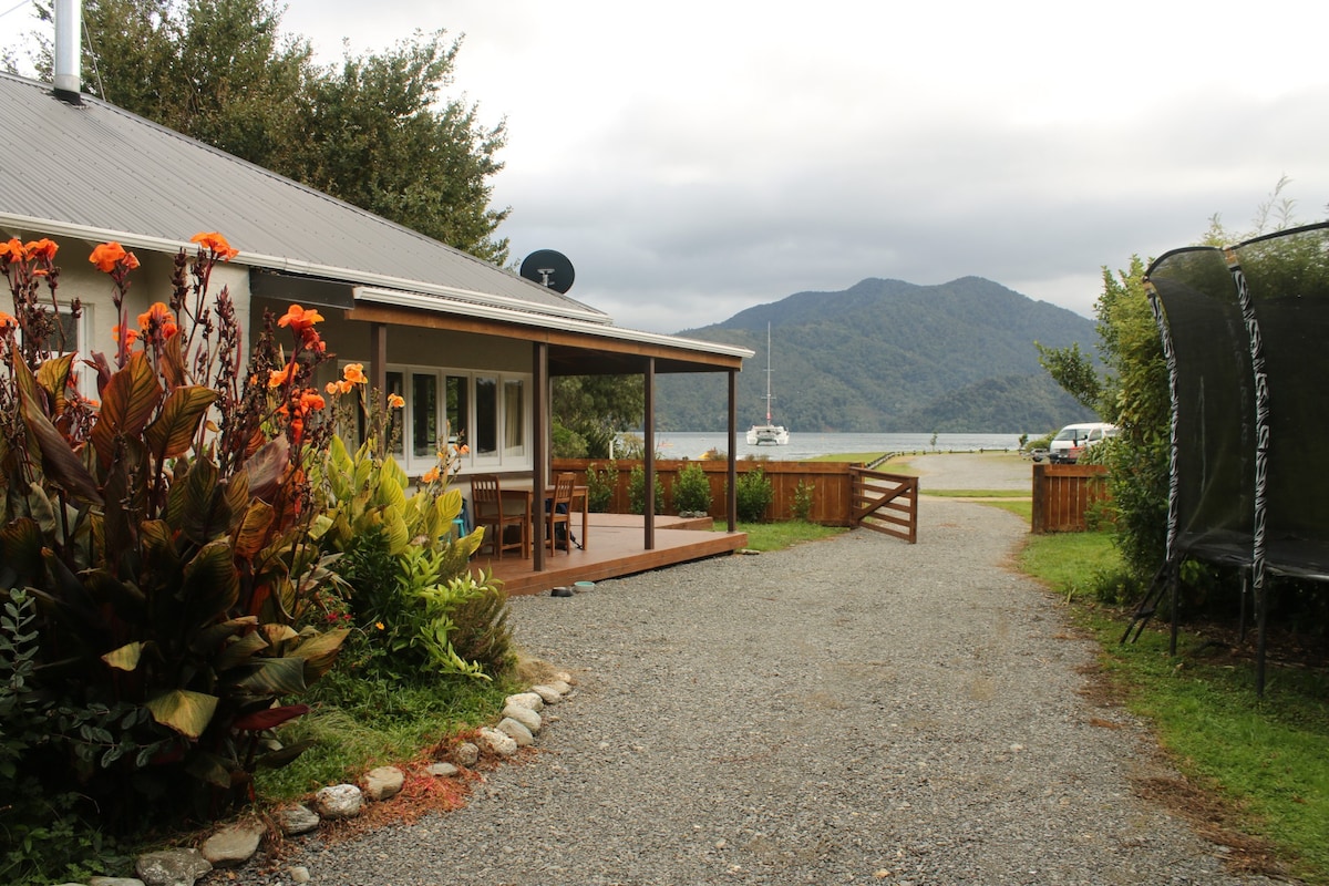 *恩加库塔湾（ Ngakuta Bay ）海滨*夏洛特女王湾（ Queen Charlotte Sound ）