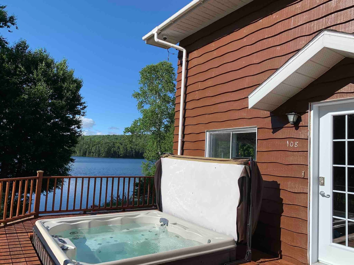 湖畔度假木屋，可欣赏Lac-Croche的热水浴缸景观