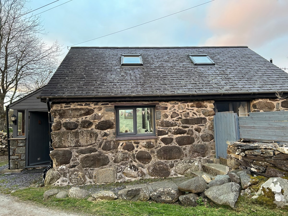 Idyllic Snowdonia C18th Chapel with Mountain Views