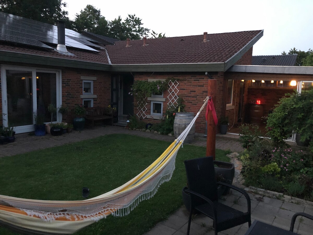 Hus med sydvendt have og dejlig lukket terrasse.