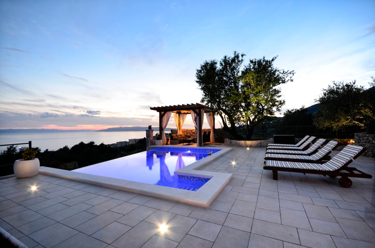 Villa Mendula w/ heated pool & sea view