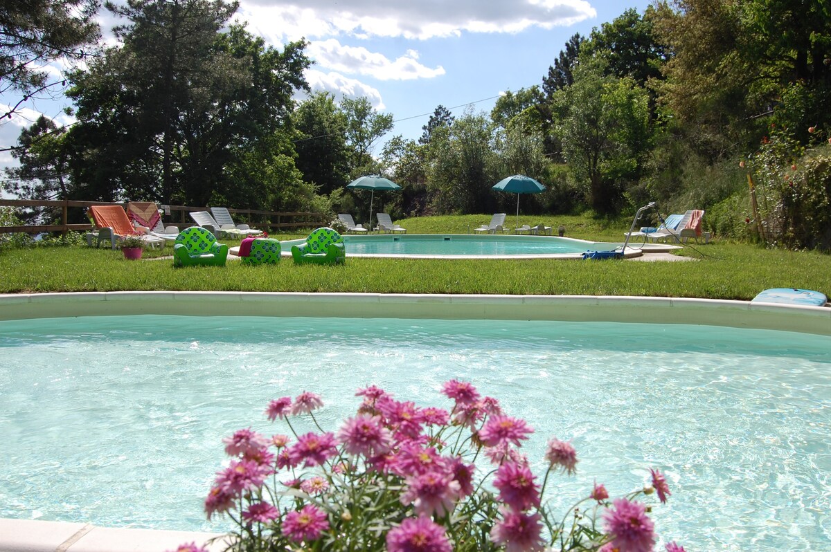 在佛罗伦萨附近露营，可欣赏泳池和美景