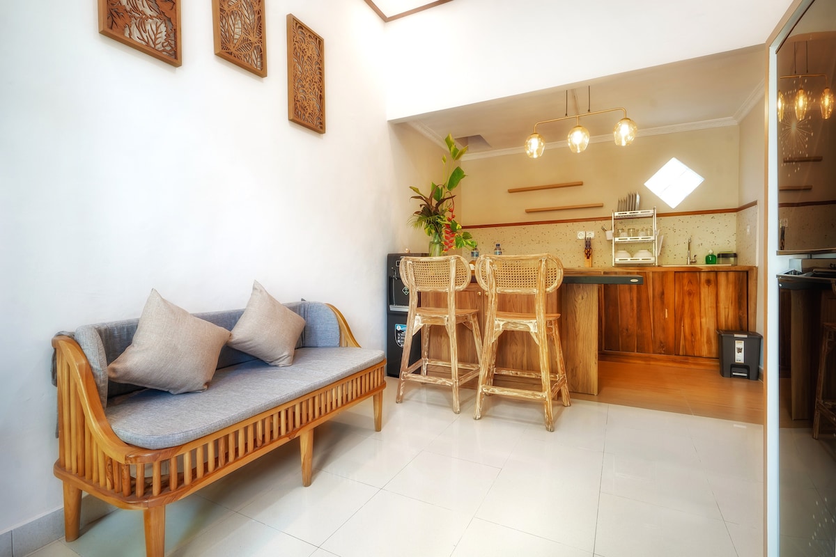 Sip coconuts in style 5-min from Ubud center