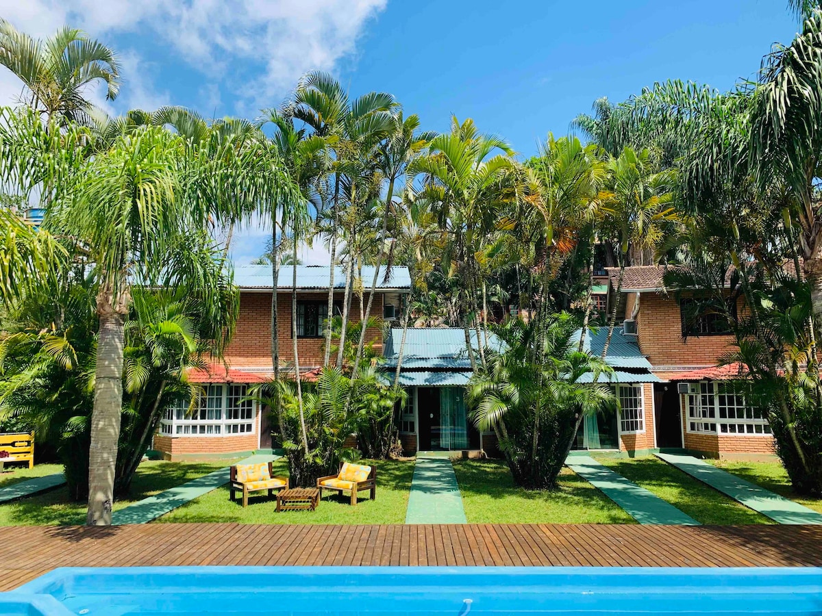 Suíte em Centro com parque e piscina  perto do Mar