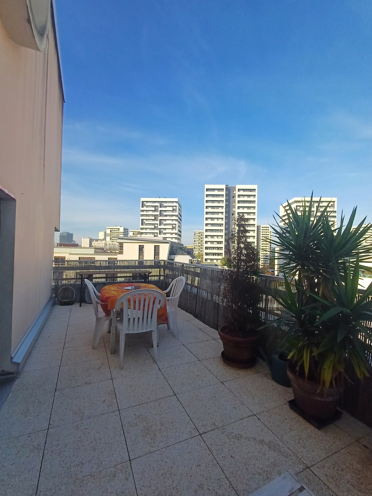 Terrasse avec vue sur le Sacré Cœur et Tour Eiffel