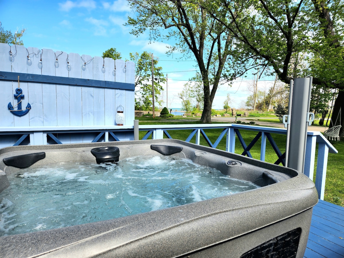 Steps from the beach, Lakeview with Hot Tub