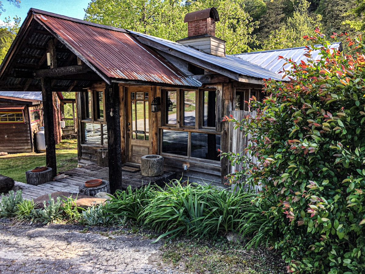 2 Bedroom with Hot Tub and Large Screened in Porch