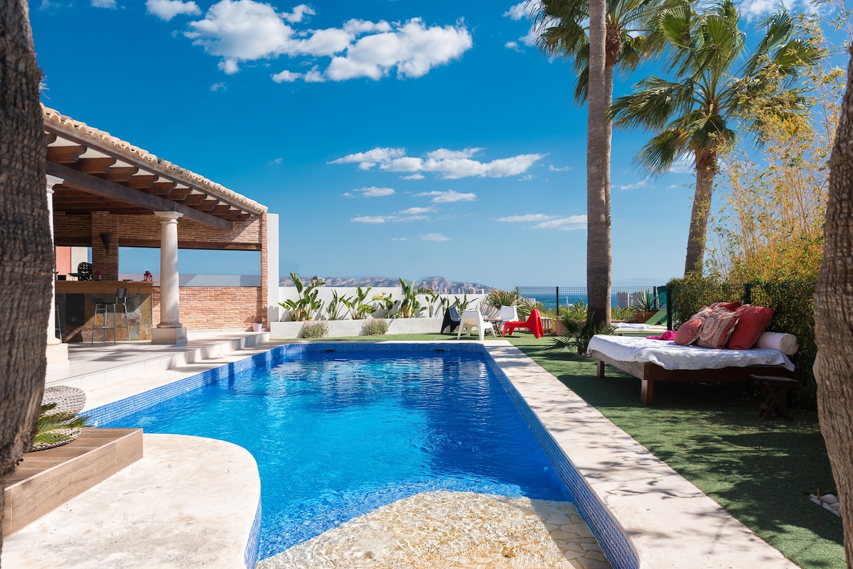 别墅可欣赏壮观的地中海美景。