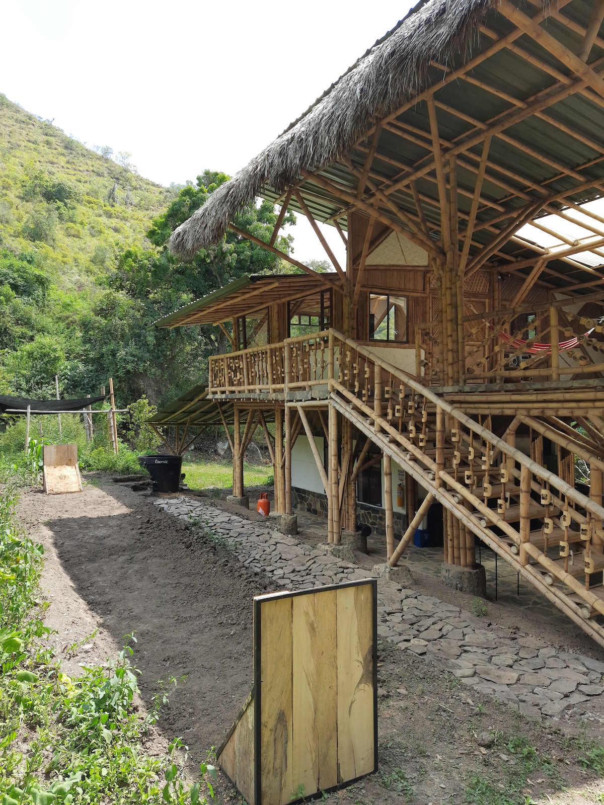 Eco cabaña Colibamboo ，带瀑布和河流的庄园