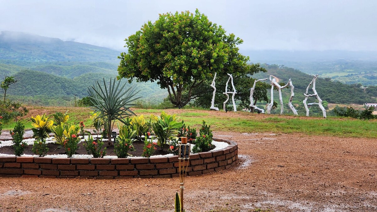 Cabaña en la montaña con mirador hacia Neiva.