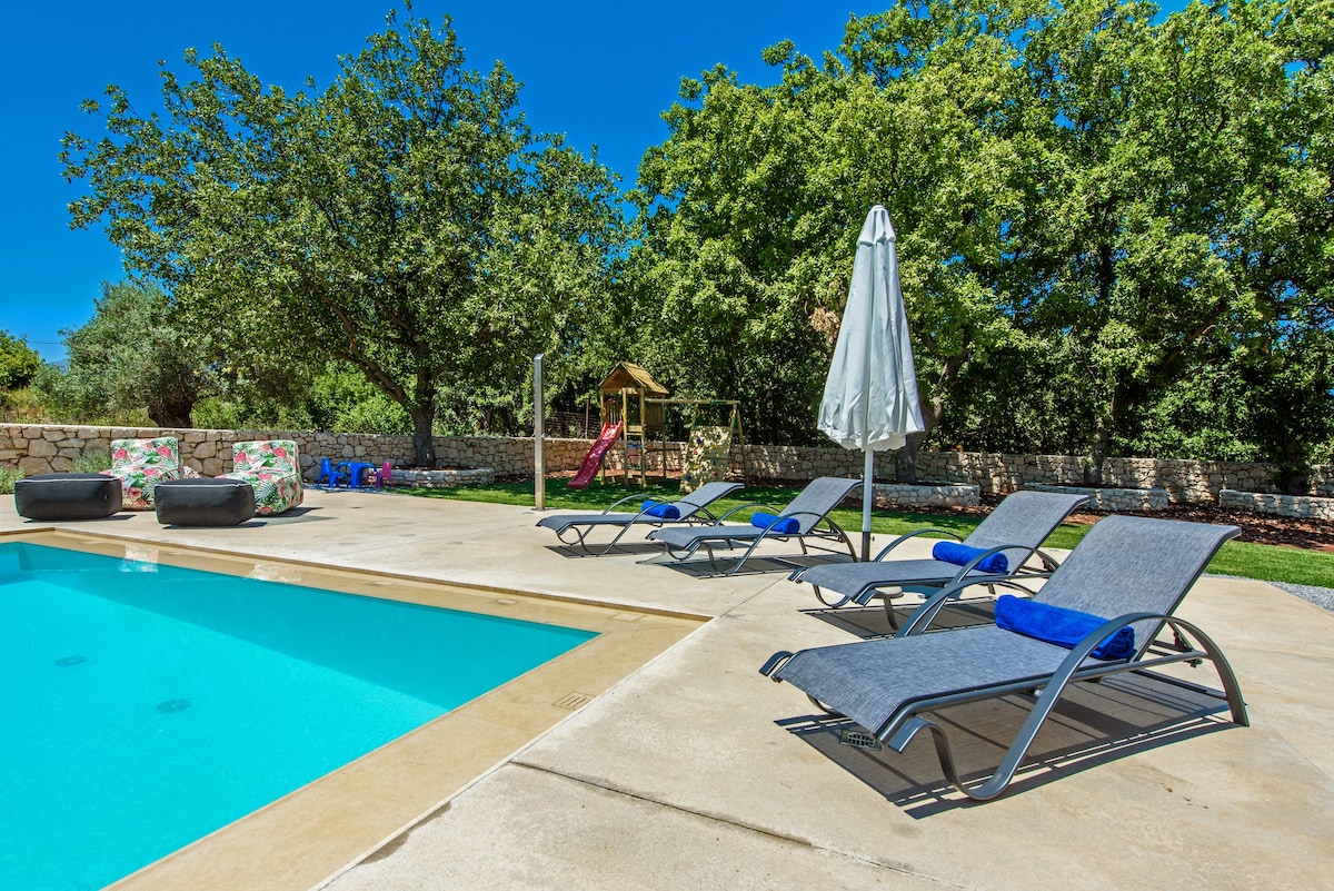 Private heated pool, playground, garden & BBQ!