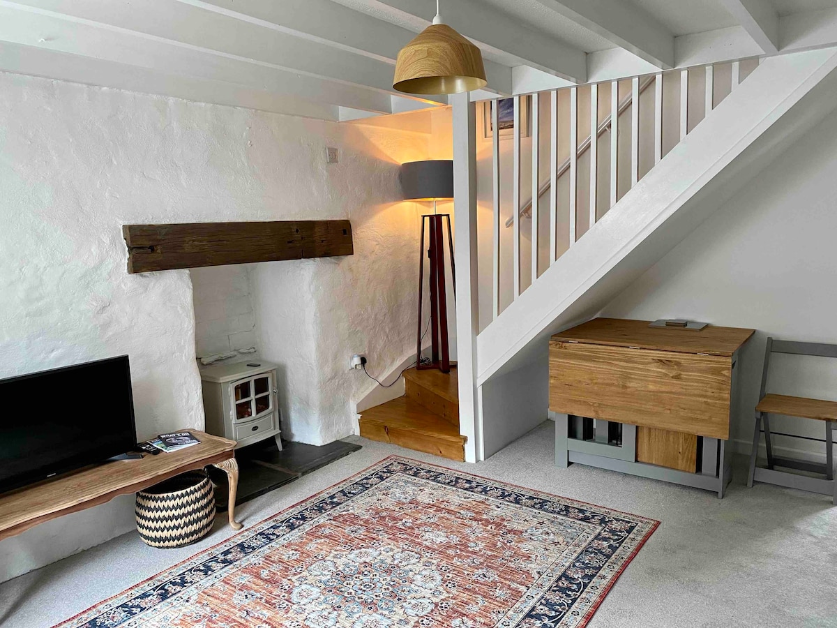 Cosy stone cottage in historic Penryn