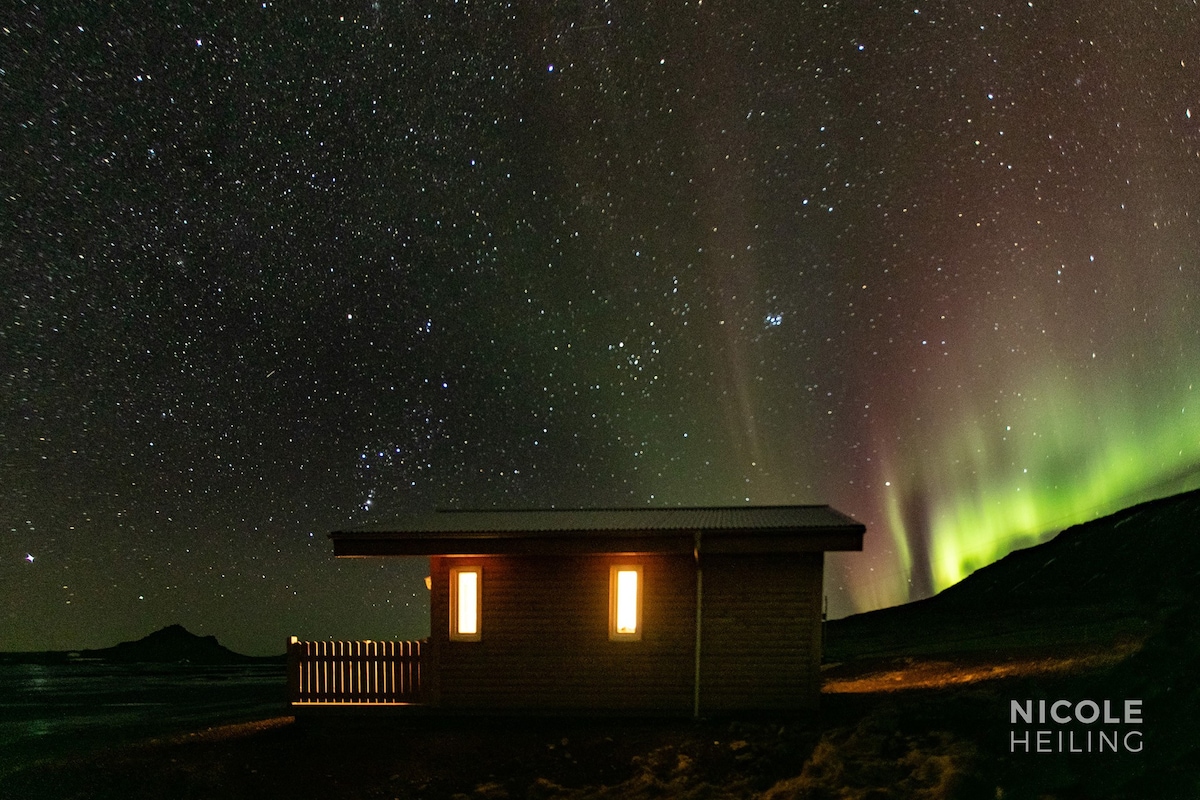 冰岛西部美丽湖畔舒适小屋