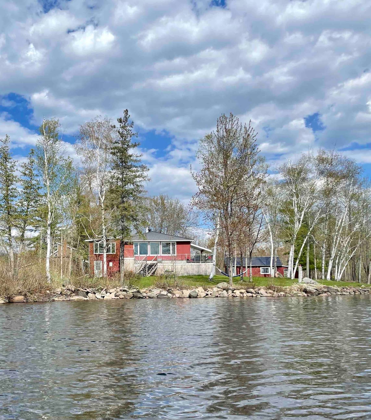 渥太华河畔的四季海滨小屋。