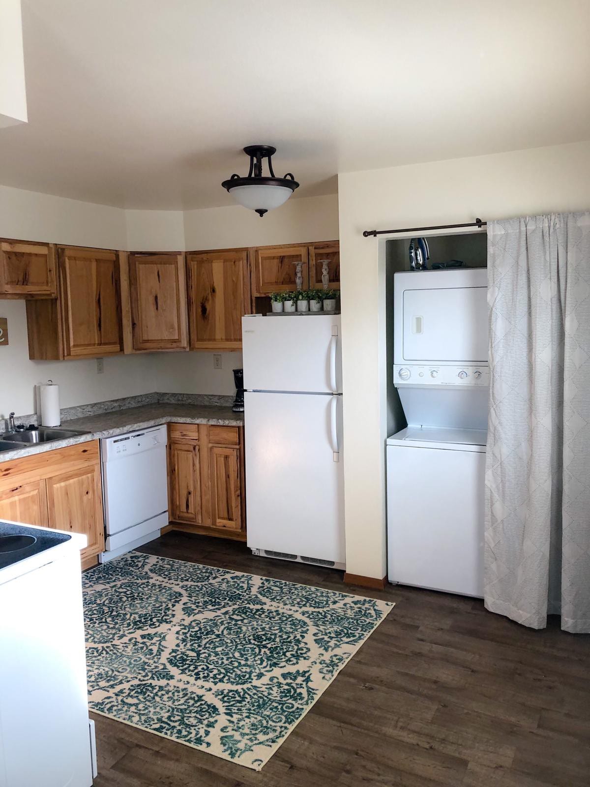 Bright, open 2/1 apt, close to downtown w/patio!