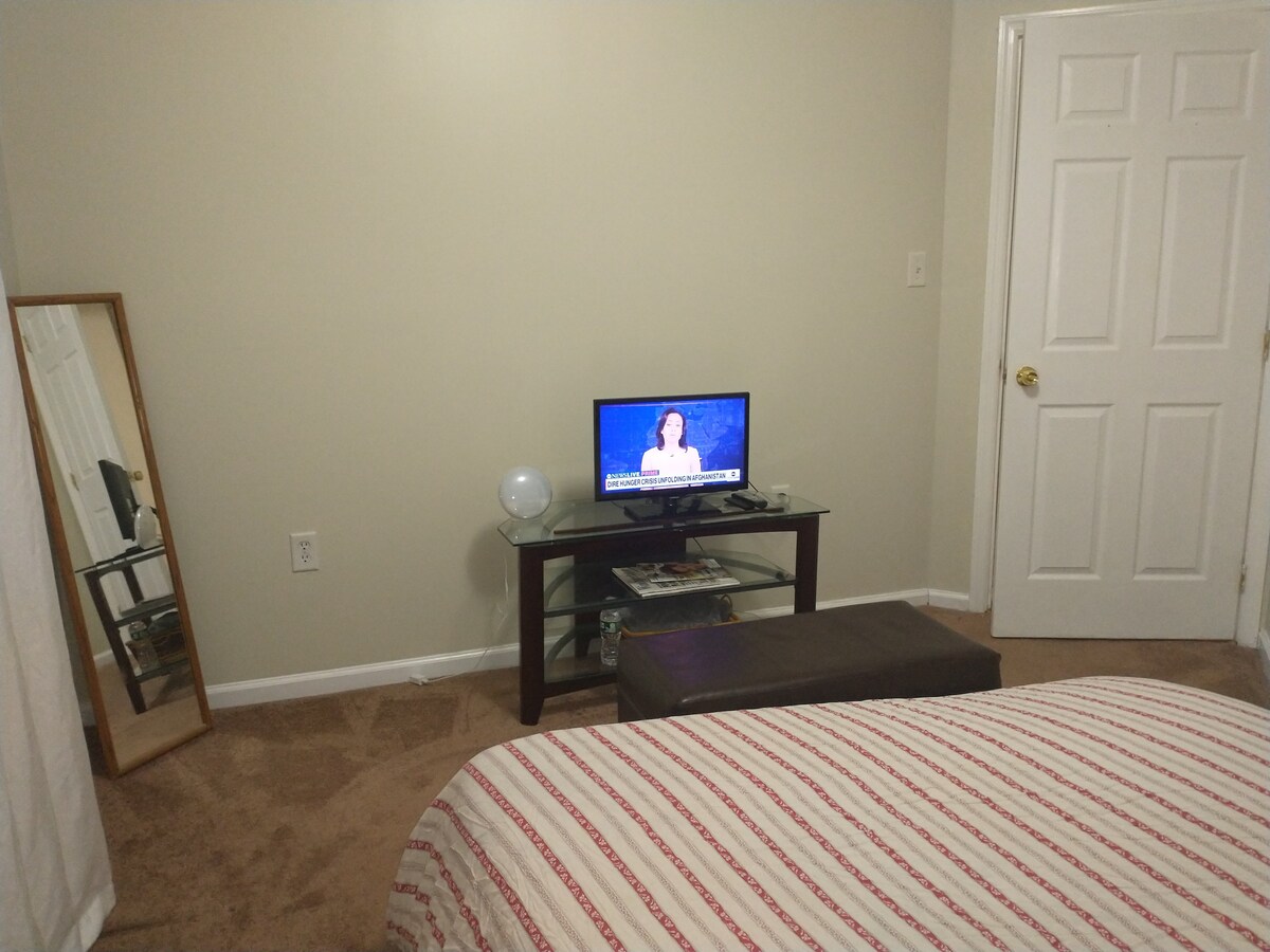 Cozy Pvt Rm & Bath near St Barnabas Hosp/ NYC/EWR