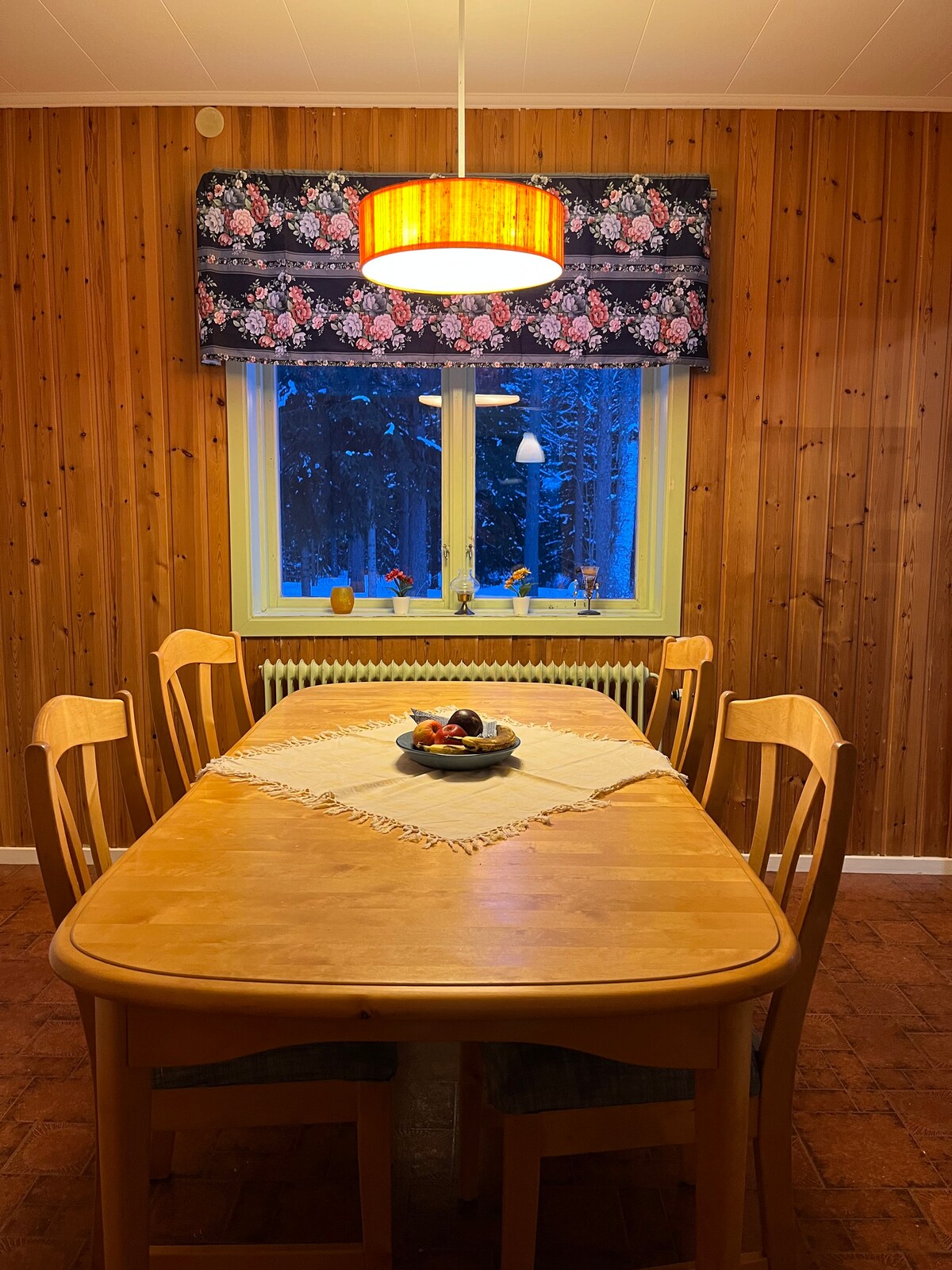 靠近奥斯特松（ Östersund ）带壁炉的舒适房源