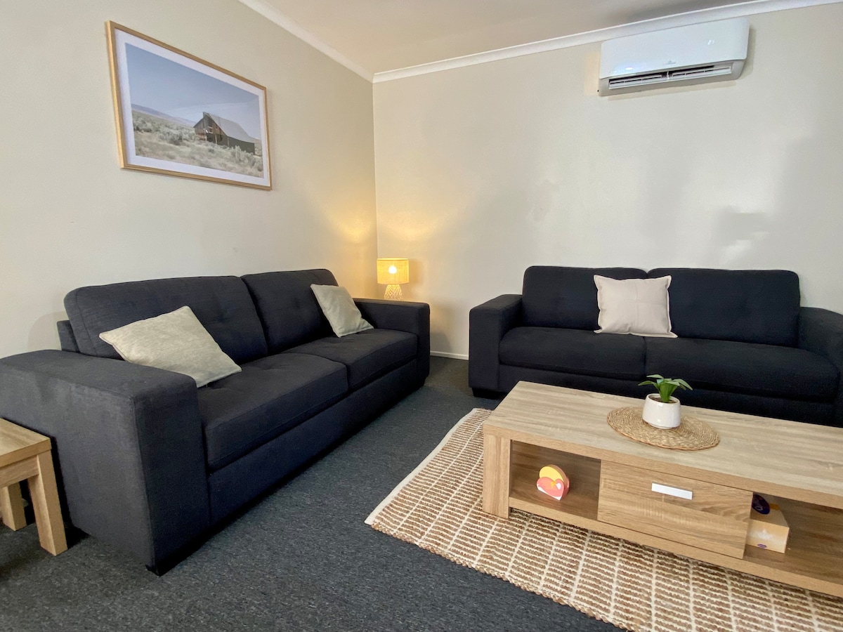 Caboolture, Central Location, Sleeps 7